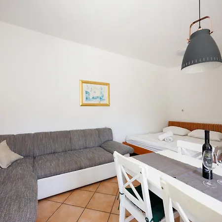 Daire Karantanovi Dvori *