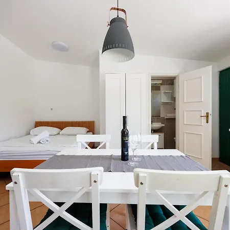 Daire Karantanovi Dvori