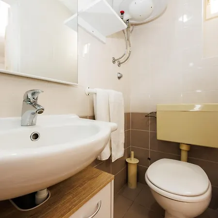 Karantanovi Dvori * Murter