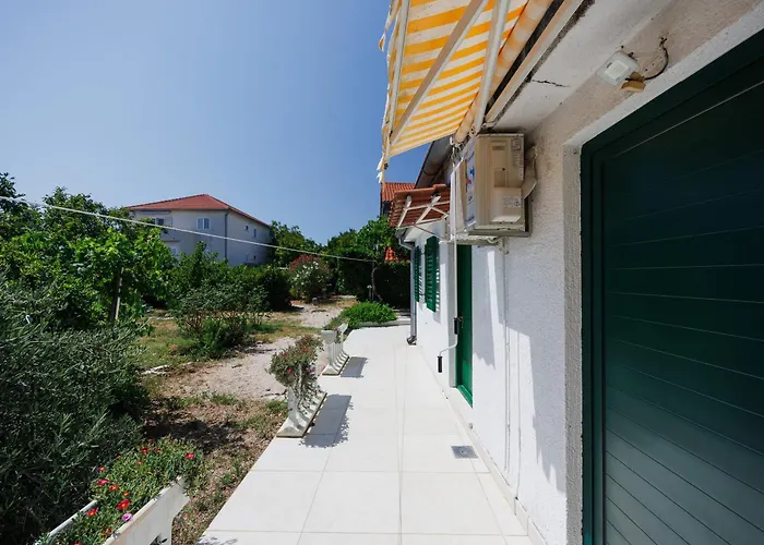 Karantanovi Dvori Murter