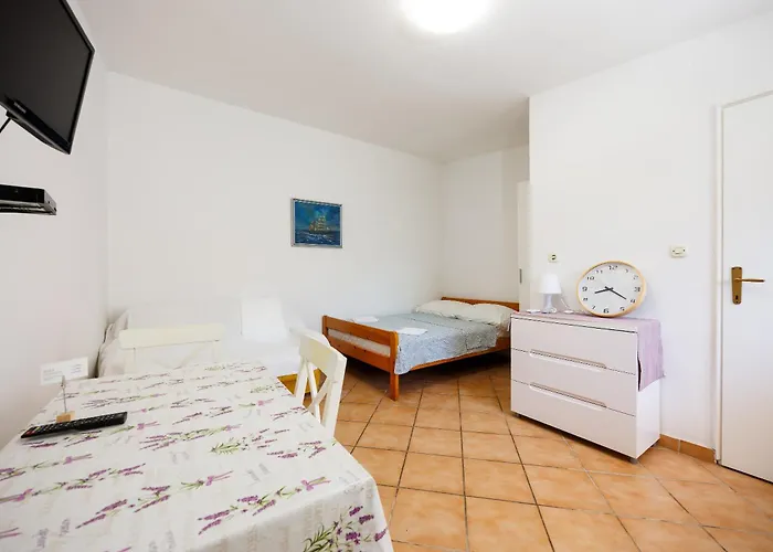 Karantanovi Dvori * Murter