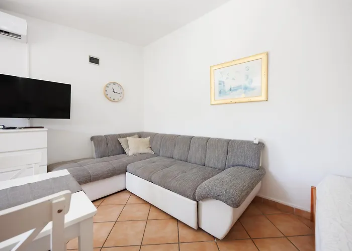 Karantanovi Dvori Murter