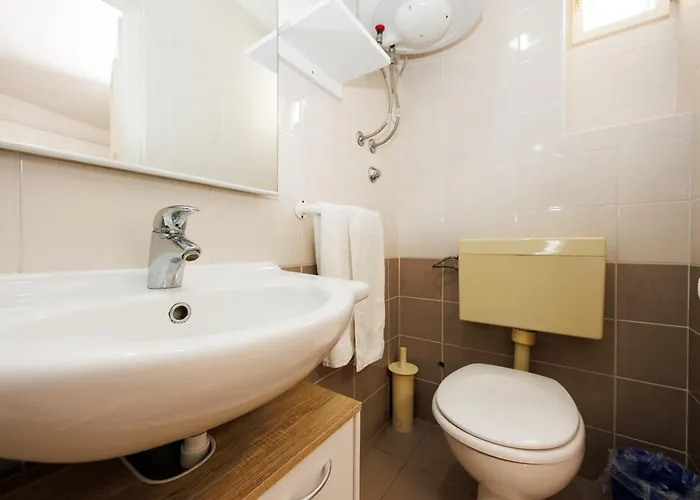 Karantanovi Dvori * Murter